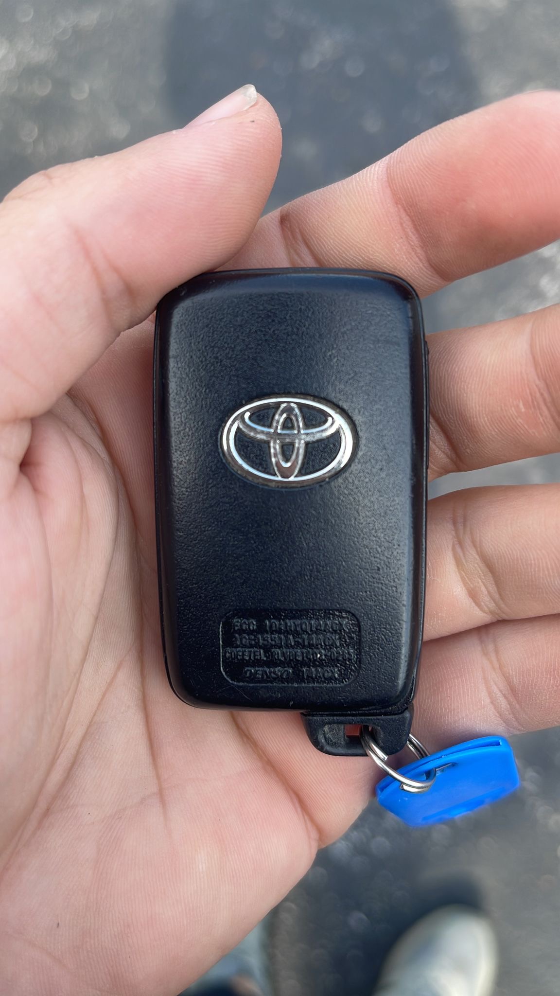 Cost comparison between dealership and locksmith services for car key duplication