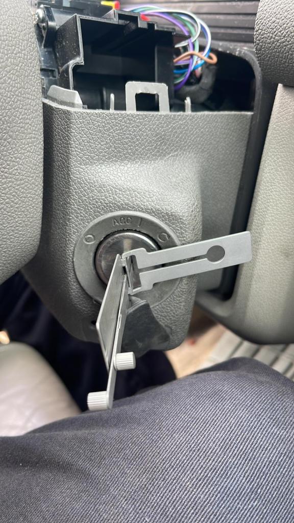 Tips for Choosing the Right Automotive Locksmith for Car Key Replacement