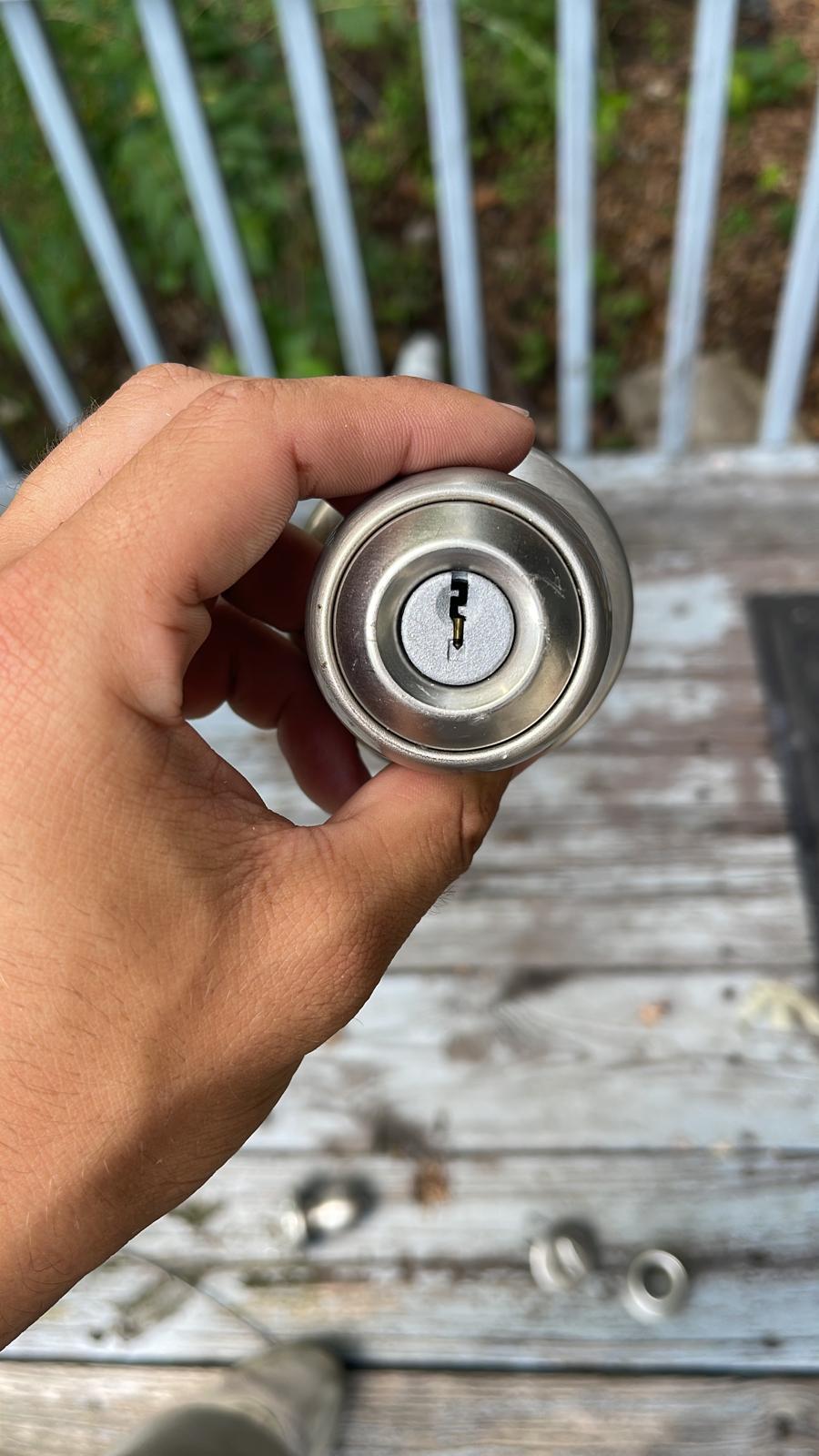 Benefits of using a professional locksmith for car key replacement